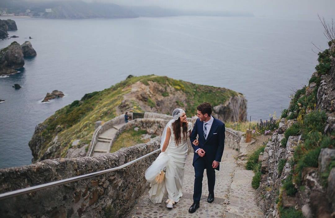 Ibai Gómez e Ingrid Betancor se casaron el 4 de junio de 2016 en una romántica ceremonia celebrada en San Juan de Gaztelugatxe. El banquete tuvo lugar en el Palacio El Molinar de Gordexola, en el que no faltó la plantilla del Athletic y exrojiblancos