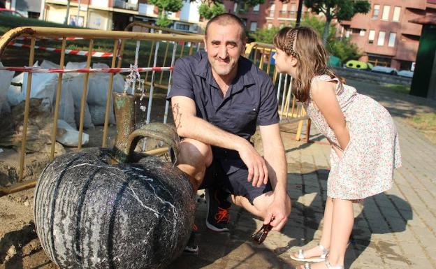 Guillermo Trujillano posa con su hija junto a la fuente. 