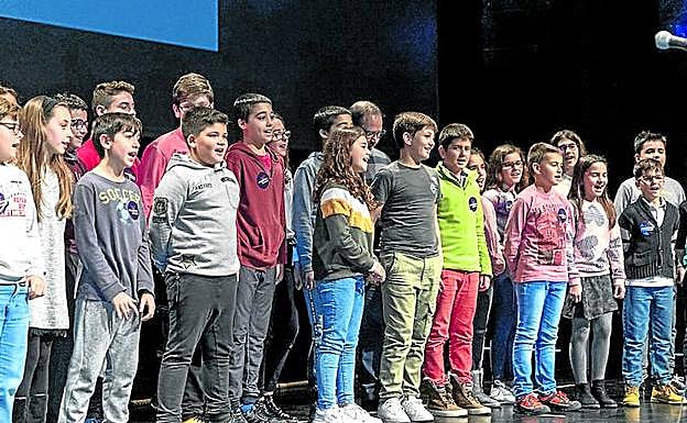 Escolares participantes en un festival celebrado anteriormente en Ermua. 