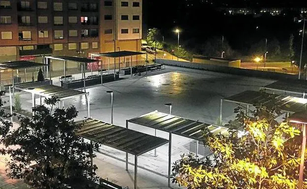 Vista de la plaza sobre el aparcamiento. 