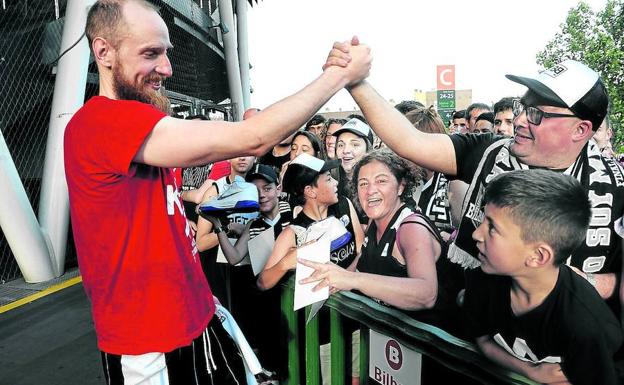 Schreiner saluda a la 'marea negra' a las puertas de Miribilla tras derrotar al Iberojet en la Final Four y lograr el ascenso a la ACB. 