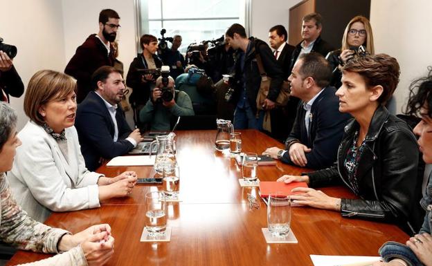 La secretaria general del PSN, María Chivite (i), y la presidenta de Navarra y líder de Geroa Bai, Uxue Barkos, en el inicio de la reunión que han mantenido este martes para tratar sobre el futuro gobierno foral.