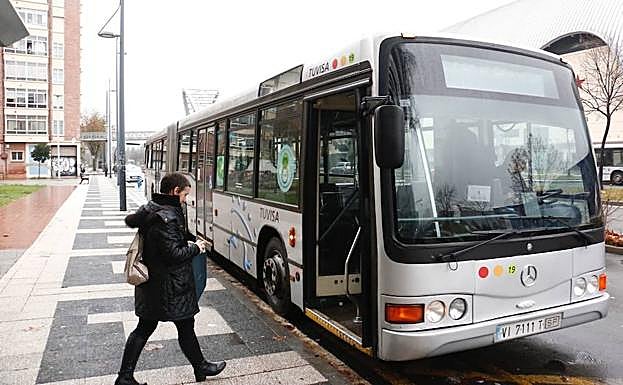 Una pasajera accede a un autobús urbano en Vitoria. 