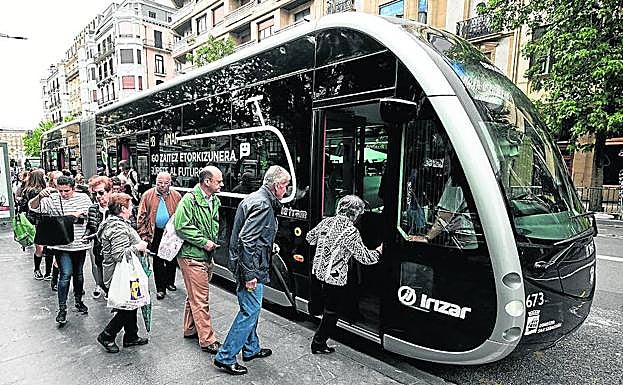 Varias personas suben a un autobús eléctrico 'ie-Tram' de Irizar como el que se mostrará en Vitoria.
