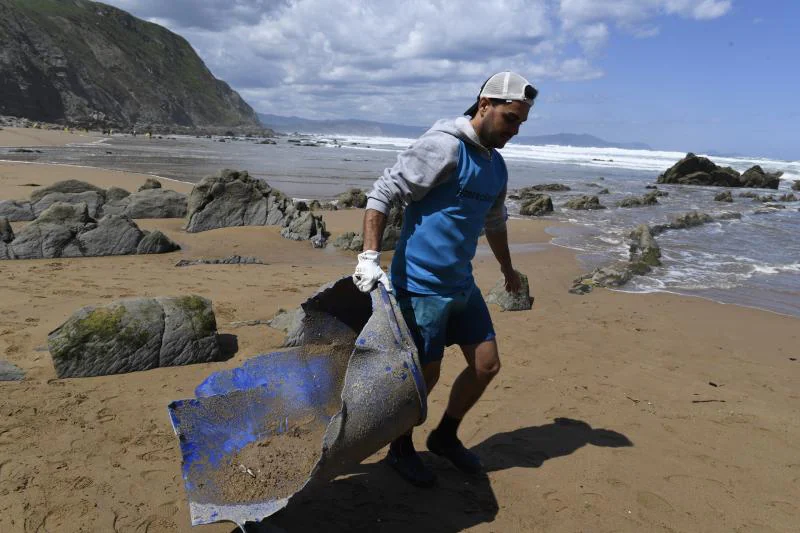 Fotos: Recogida de plásticos en la playa de Barrika