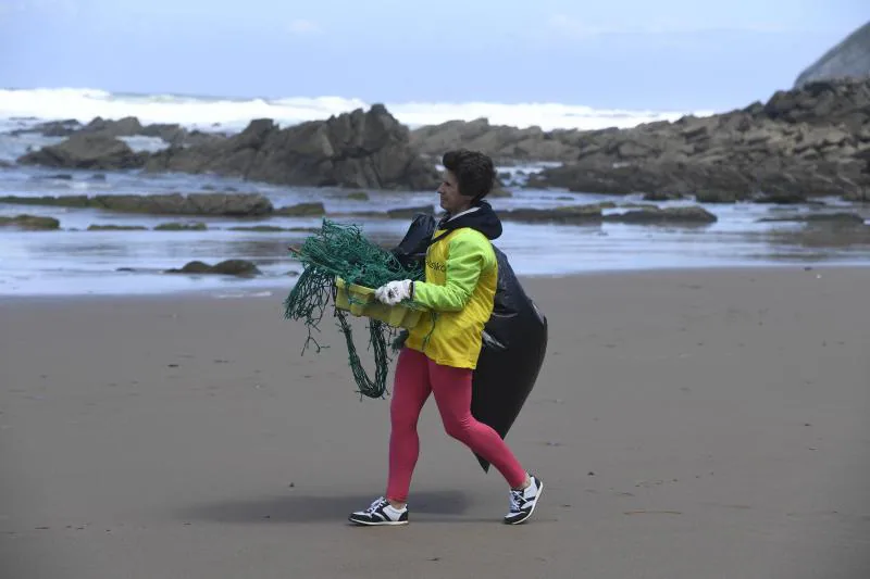 Fotos: Recogida de plásticos en la playa de Barrika