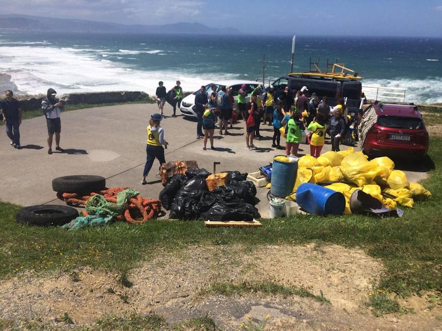 Fotos: Recogida de plásticos en la playa de Barrika