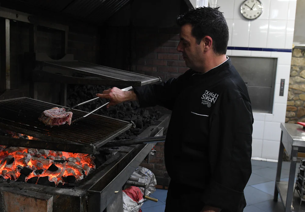 Fotos: Así se prepara la txuleta del Txakoli Simón