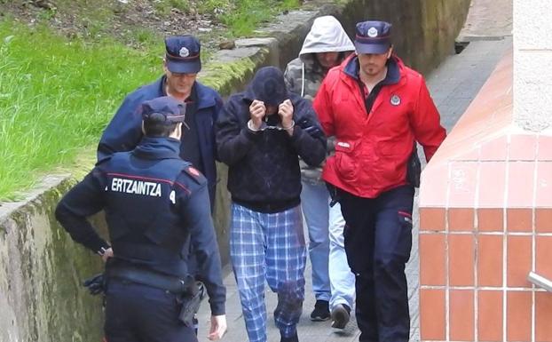 Agentes de la Ertzaintza han trasladado al detenido al domicilio donde ha tenido lugar el suceso.