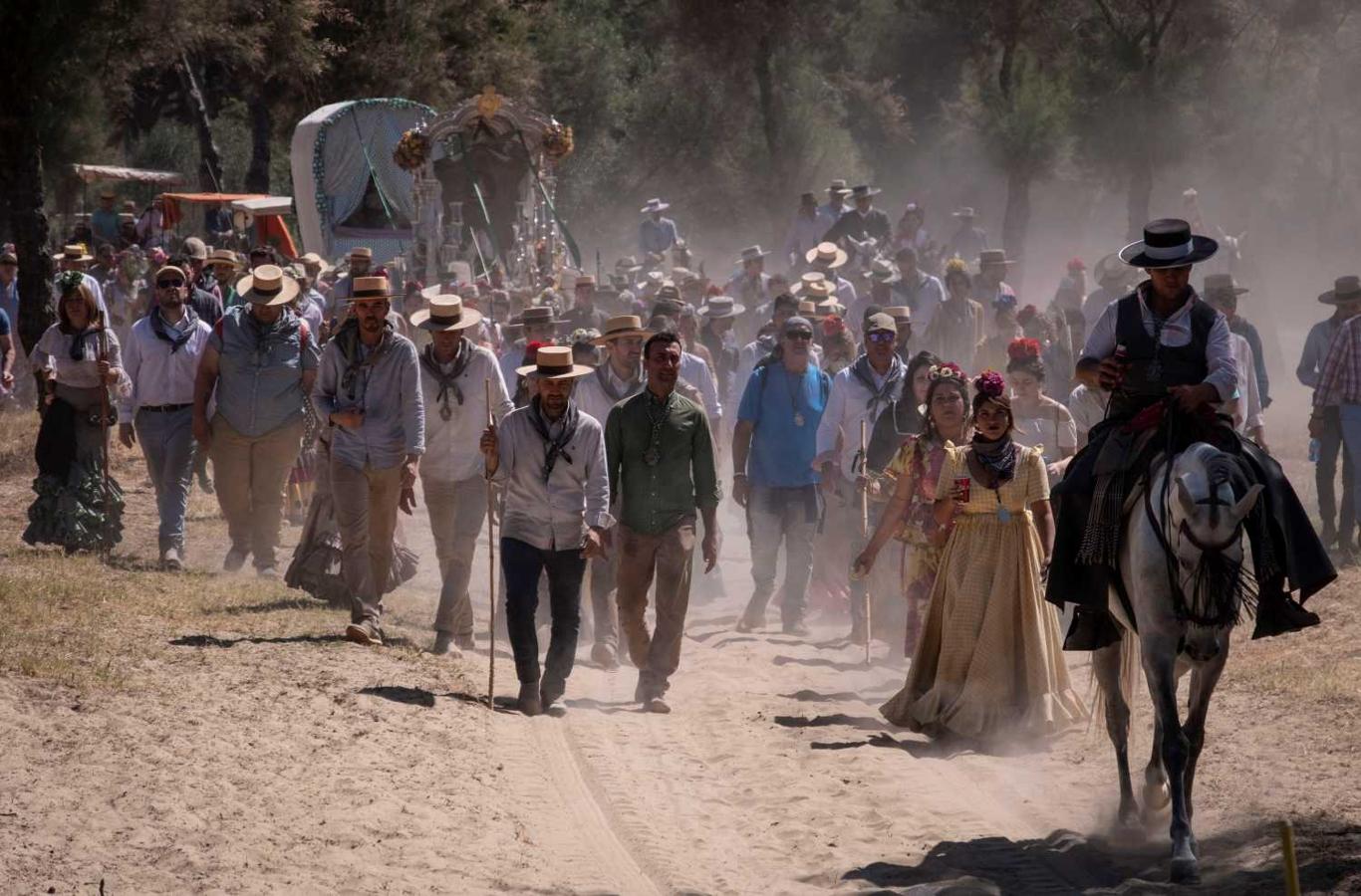 Rocieros acompañan el Simpecado de la Hermandad de Pilas (Sevilla) camino hacia la aldea de El Rocío (Huelva)