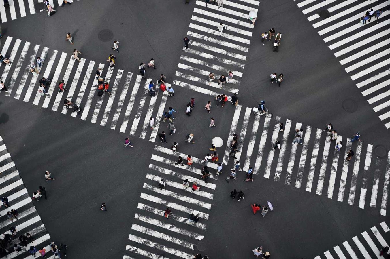 Peatones en un paso de cebra en Ginza, Tokio