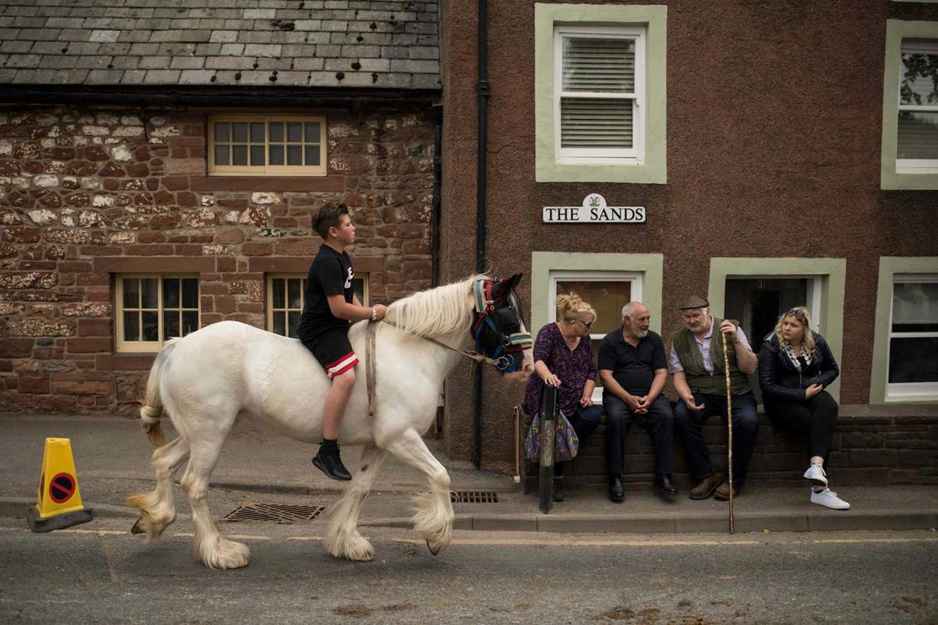 Un joven a caballo en la Feria Anual de Caballos de Appleby, Inglaterra