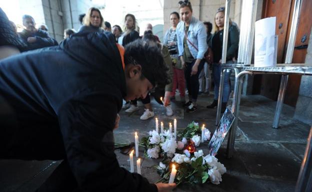 Flores y velas en recuerdo de Pablo Acuña. 