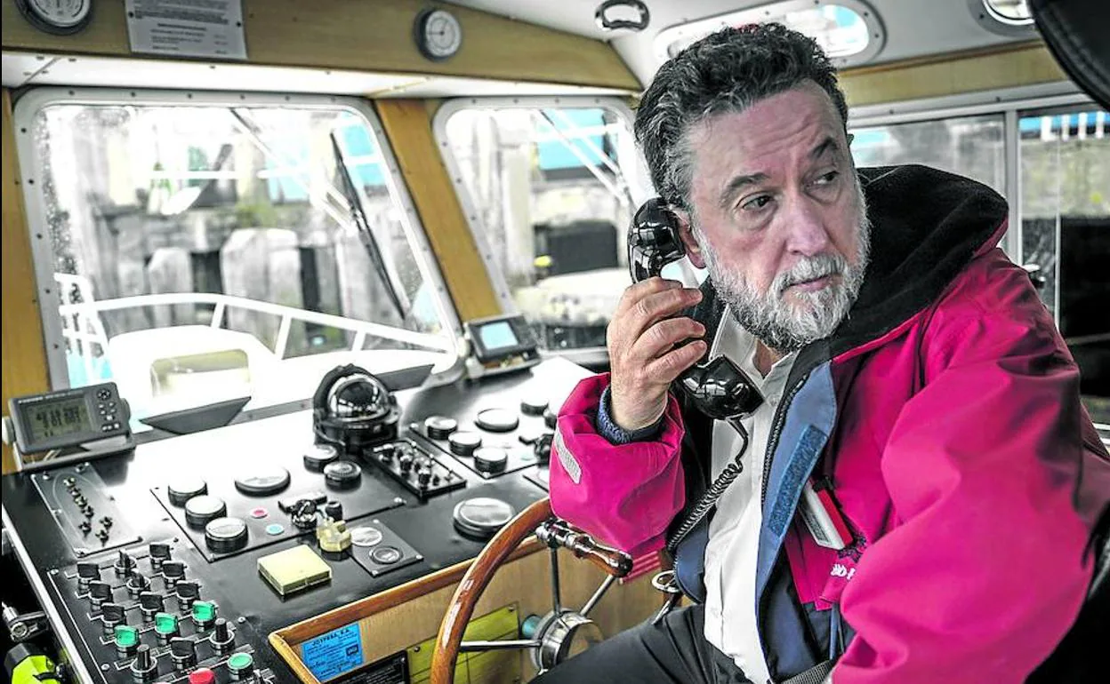 José Ramón habla por la radio VHF desde la cabina de la lancha de prácticos. El canal 12 en Bilbao es de uso exclusivo. 