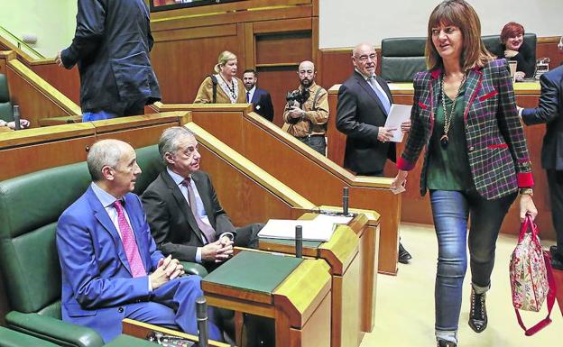 La líder del PSE, Idoia Mendia, saluda en el Parlamento vasco a Iñigo Urkullu y Josu Erkoreka ante la mirada de José Antonio Pastor, detrás. A la izquierda, el concejal del PNV de Irún Xabier Iridoy.#:: blanca castillo / diario vasco