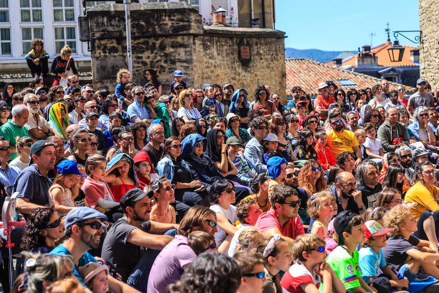 La XIV Muestra Internacional de Artes de Calle de Vitoria llena la ciudad este sábado de muestras de humor, drama e intervenciones artísticas