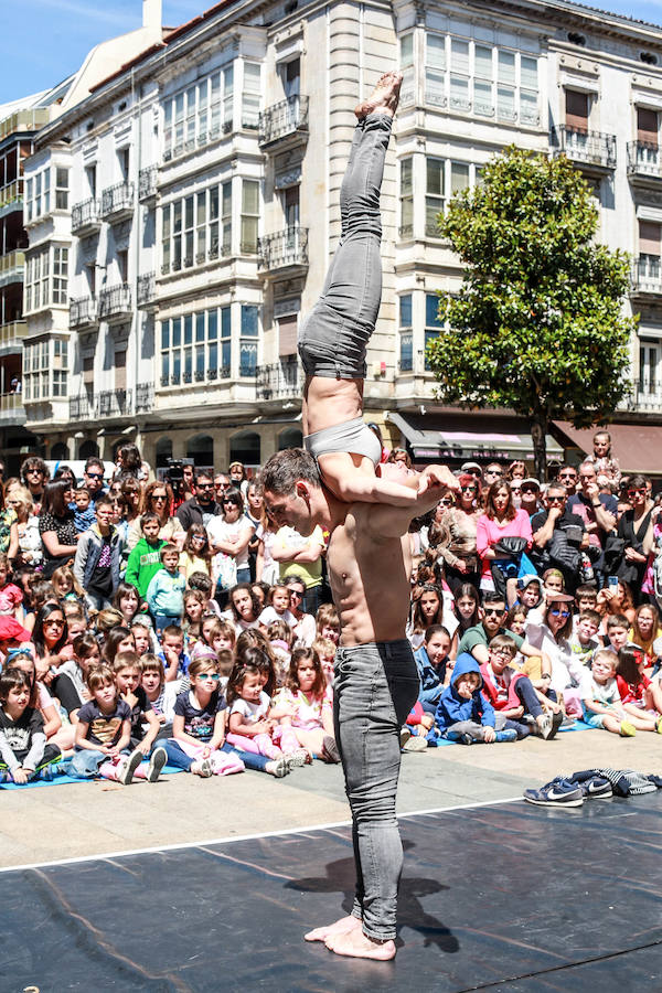 La XIV Muestra Internacional de Artes de Calle de Vitoria llena la ciudad este sábado de muestras de humor, drama e intervenciones artísticas