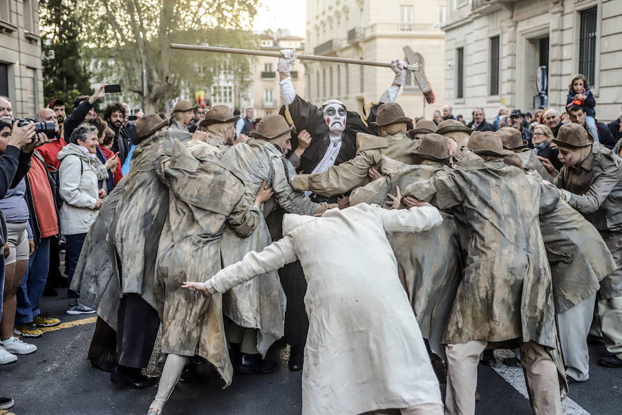 La XIV Muestra Internacional de Artes de Calle de Vitoria llena la ciudad este sábado de muestras de humor, drama e intervenciones artísticas