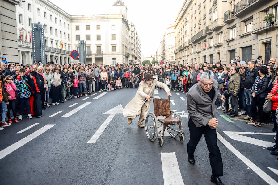 La XIV Muestra Internacional de Artes de Calle de Vitoria llena la ciudad este sábado de muestras de humor, drama e intervenciones artísticas