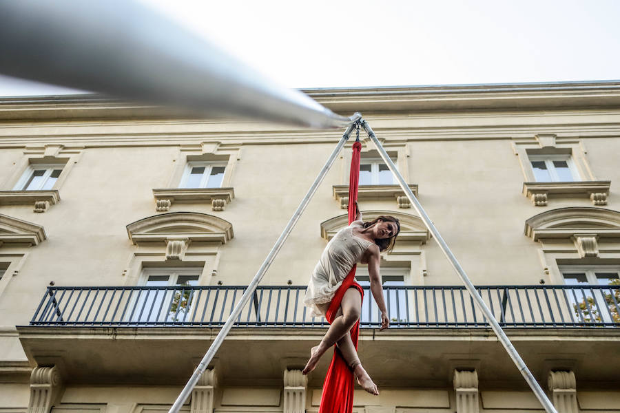 La XIV Muestra Internacional de Artes de Calle de Vitoria llena la ciudad este sábado de muestras de humor, drama e intervenciones artísticas