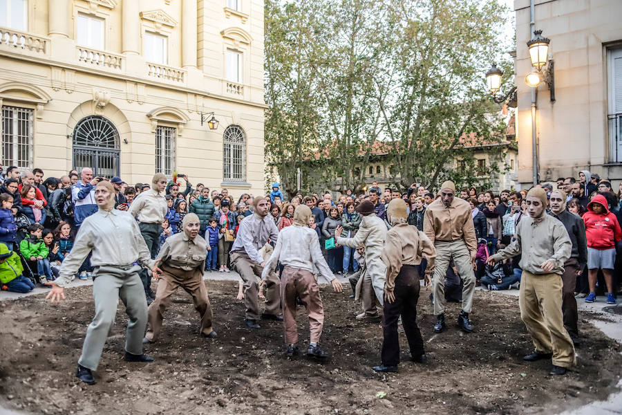 La XIV Muestra Internacional de Artes de Calle de Vitoria llena la ciudad este sábado de muestras de humor, drama e intervenciones artísticas