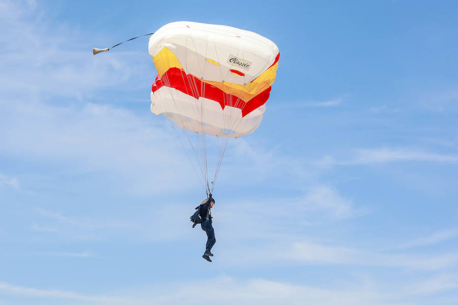 Una exposición de materiales, carros de combate, vehículos blindados o helicópteros de la Unidad Militar de Emergencia se pudieron ver este sábado durante la jornada de puertas abiertas que la Comandancia Militar de Álava organizó para intentar acercar a la ciudadanía el trabajo de las diferentes unidades de las Fuerzas Armadas y de la Guardia Civil