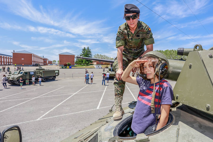 Una exposición de materiales, carros de combate, vehículos blindados o helicópteros de la Unidad Militar de Emergencia se pudieron ver este sábado durante la jornada de puertas abiertas que la Comandancia Militar de Álava organizó para intentar acercar a la ciudadanía el trabajo de las diferentes unidades de las Fuerzas Armadas y de la Guardia Civil