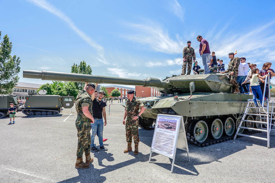 Una exposición de materiales, carros de combate, vehículos blindados o helicópteros de la Unidad Militar de Emergencia se pudieron ver este sábado durante la jornada de puertas abiertas que la Comandancia Militar de Álava organizó para intentar acercar a la ciudadanía el trabajo de las diferentes unidades de las Fuerzas Armadas y de la Guardia Civil