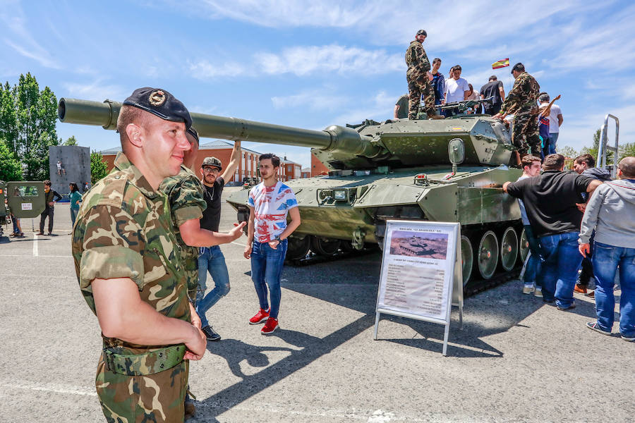 Una exposición de materiales, carros de combate, vehículos blindados o helicópteros de la Unidad Militar de Emergencia se pudieron ver este sábado durante la jornada de puertas abiertas que la Comandancia Militar de Álava organizó para intentar acercar a la ciudadanía el trabajo de las diferentes unidades de las Fuerzas Armadas y de la Guardia Civil