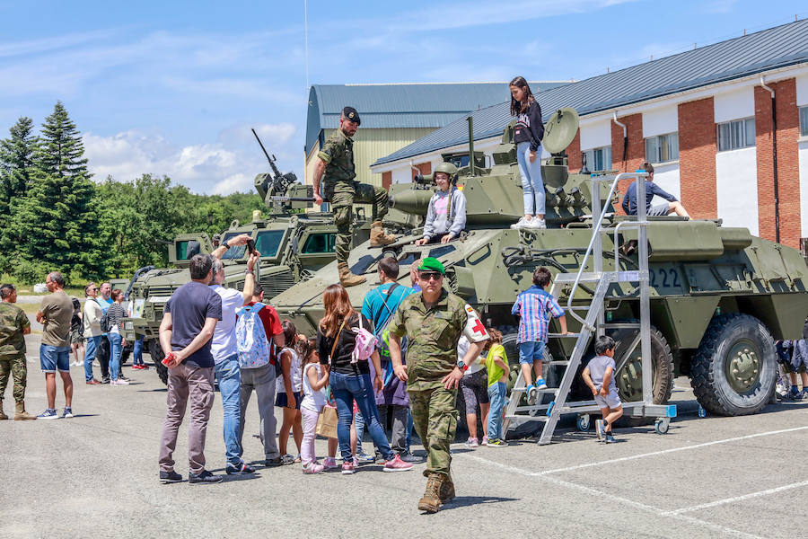 Una exposición de materiales, carros de combate, vehículos blindados o helicópteros de la Unidad Militar de Emergencia se pudieron ver este sábado durante la jornada de puertas abiertas que la Comandancia Militar de Álava organizó para intentar acercar a la ciudadanía el trabajo de las diferentes unidades de las Fuerzas Armadas y de la Guardia Civil
