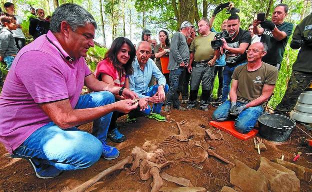 Ezenarro y Erkoreka, ayer junto al equipo de Aranzadi y los restos mortales del gudari.