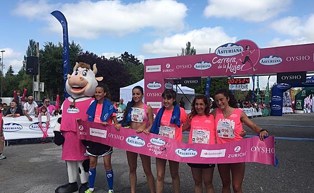 Las cinco primeras mujeres que han cruzado la línea de meta posan para los fotógrafos.