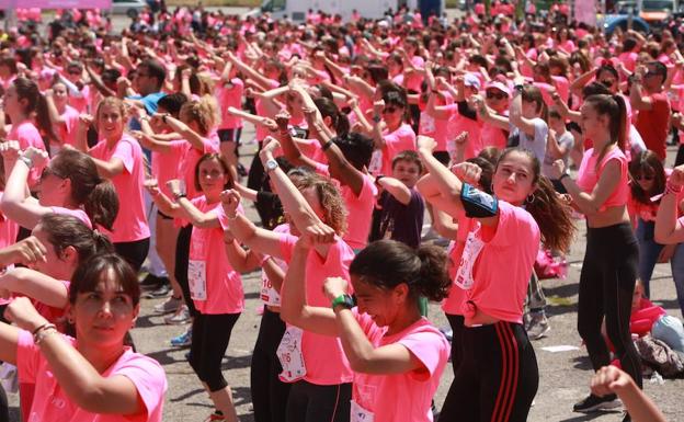 Tras aplicarse la crema, las corredoras disfrutaron de una sesión de aerobic y zumba bajo el sol. 