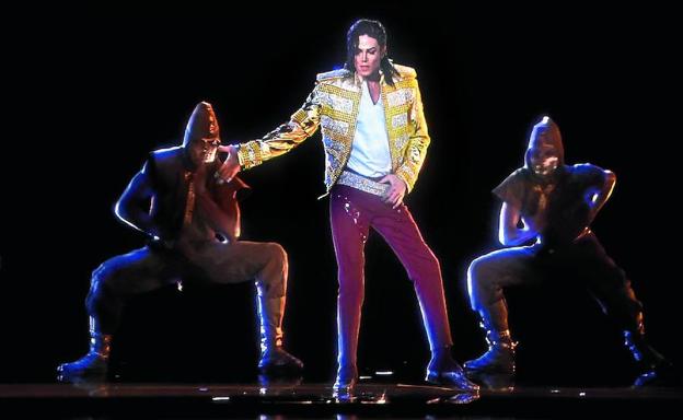 El fantasma lumínico de Michael Jackson, flanqueado por unos bailarines sobre un escenario de Las Vegas en 2013.