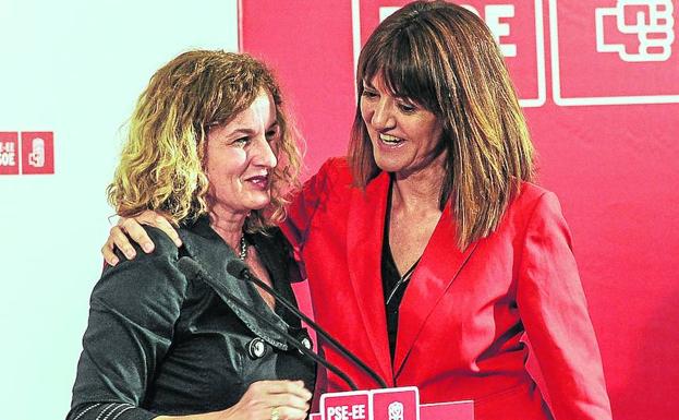 Idoida Mendia, junto a la líder alavesa del PSE, Cristina González, este sábado en Vitoria.