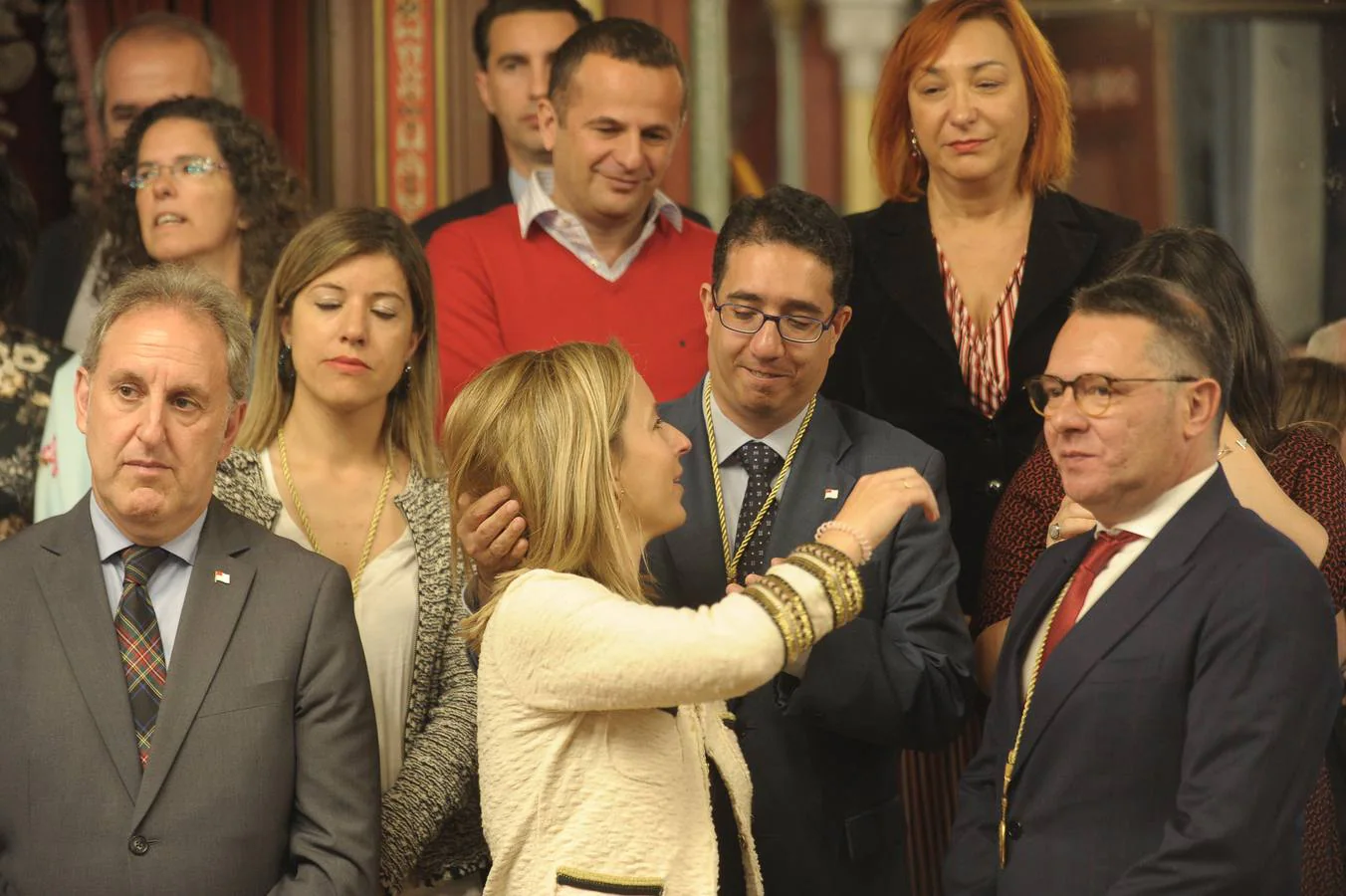 Óscar Fernández Monroy (PP) y Aitziber Ibaibarriaga (EH Bildu), uno de los gestos del homenaje.