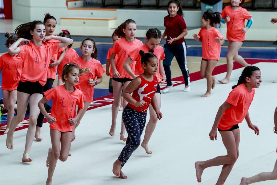 Maratón. Mil deportistas de todas las edades demostraron ayer en Mendizorroza que la gimnasia alavesa se encuentra en perfecta forma.