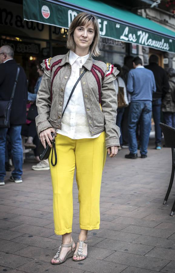 Mireya Piñeiro confiesa que viste mejor en verano porque tiene más opciones. El `look' para esta tarde de pintxopote esta compuesto por una cazadora de Guts & Love, camisa y pantalón de Zara, bolso de Lola Casademunt y reloj de Apple. Las sandalias son un regalo.