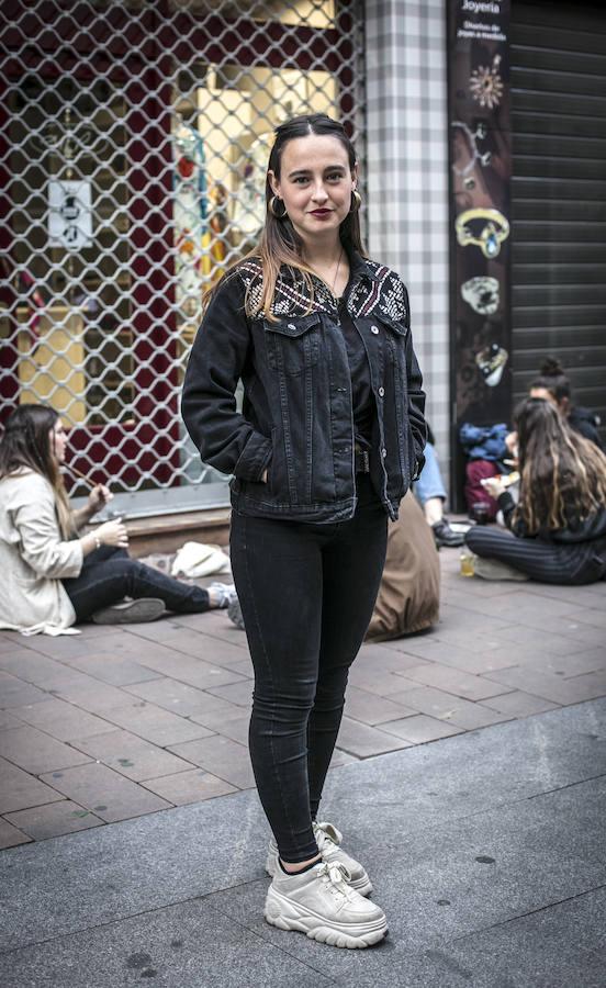 Maddi Arcelus es fan del estilo 'boho'. Esta joven de 19 años lleva aros y colgante comprados en un mercadillo de Conil de La Frontera, las zapatillas con plataforma son de la tienda Vas.