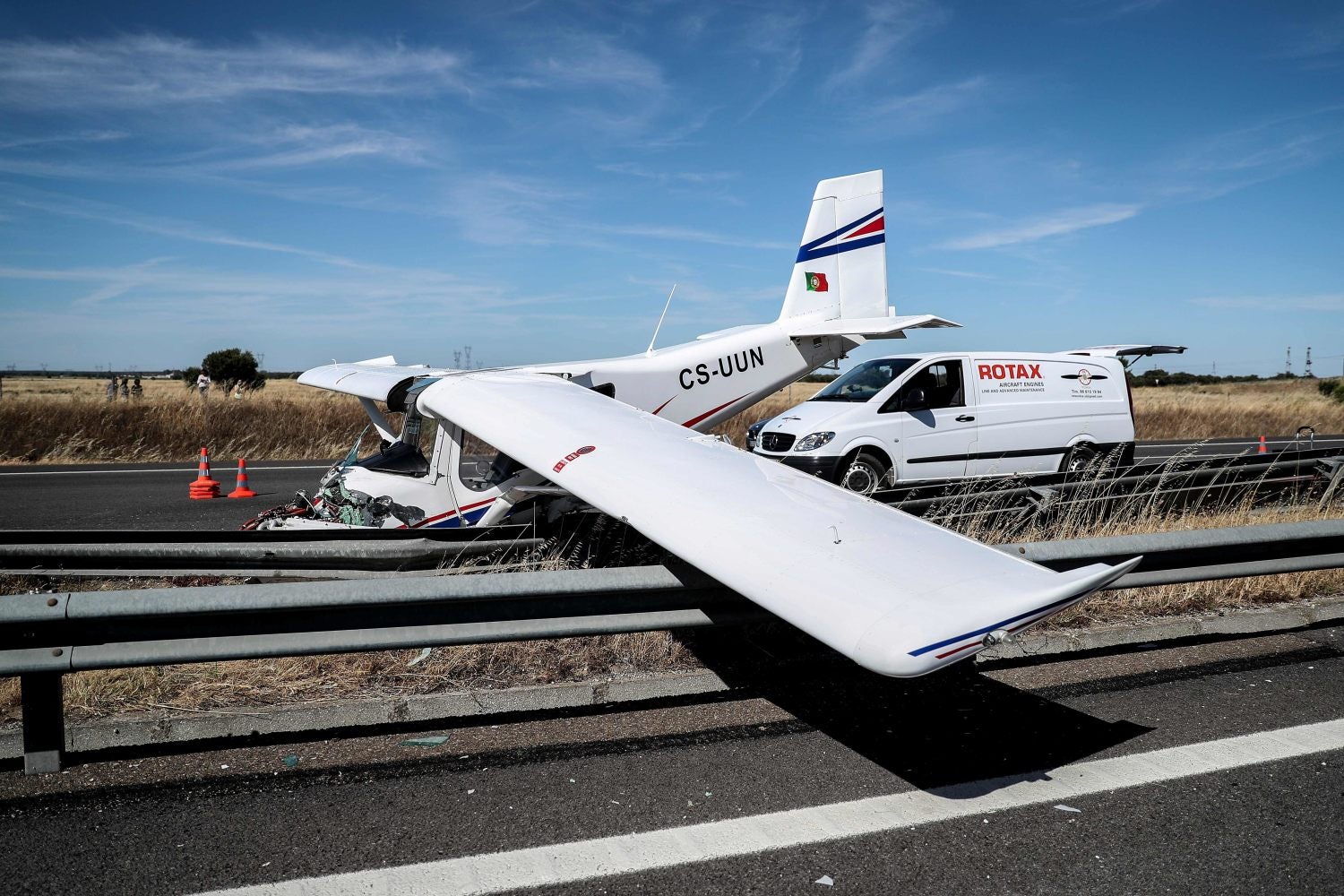 Restos de una avioneta que se ha estrellado al intentar aterrizar en una carretera cerca de Pinhal Novo, Portugal 