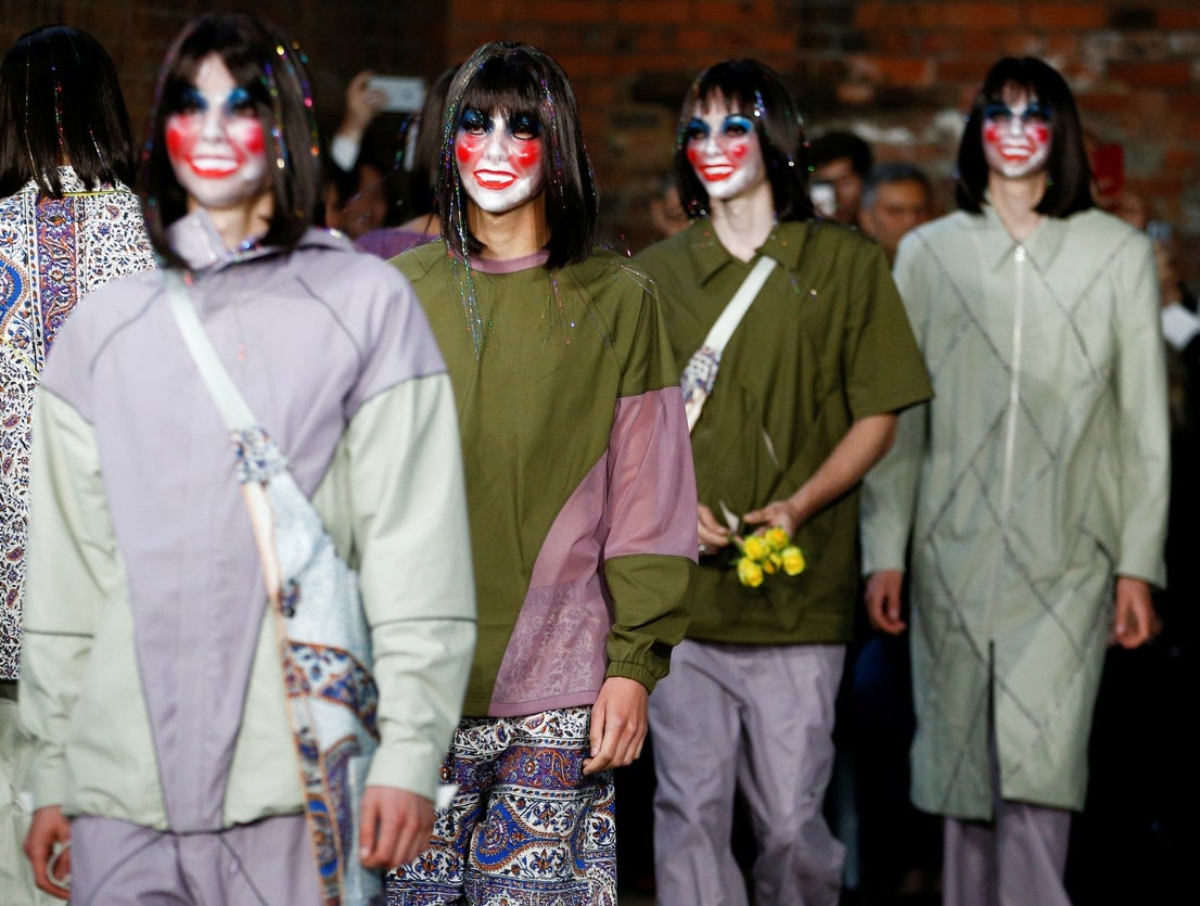Modelos presentan creaciones durante la pasarela PARIA / FARZANEH en la London Fashion Week, en Londres, Gran Bretaña