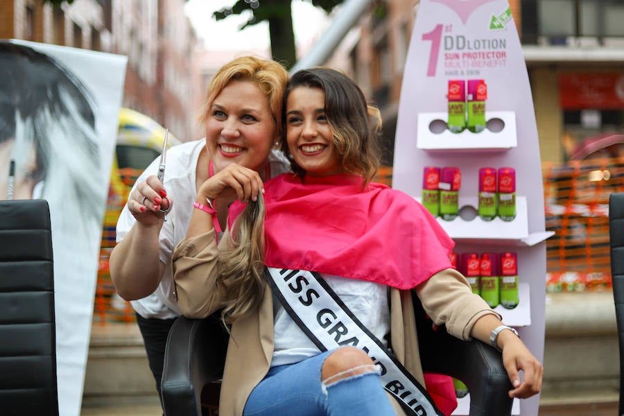 Esta iniciativa de la ONG 'Mechones Solidarios' busca devolver la sonrisa a aquellas personas que han perdido su pelo a causa de los tratamientos contra esta enfermedad