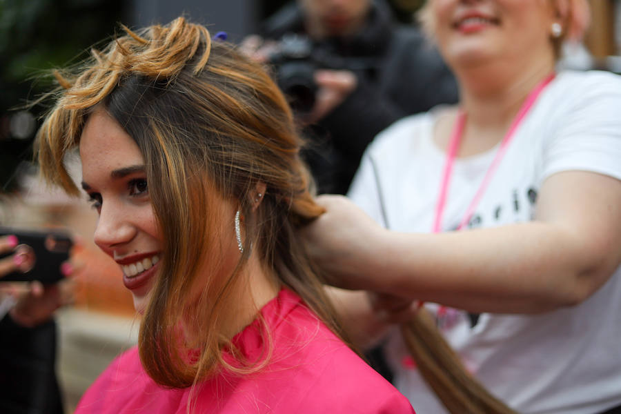 Esta iniciativa de la ONG 'Mechones Solidarios' busca devolver la sonrisa a aquellas personas que han perdido su pelo a causa de los tratamientos contra esta enfermedad