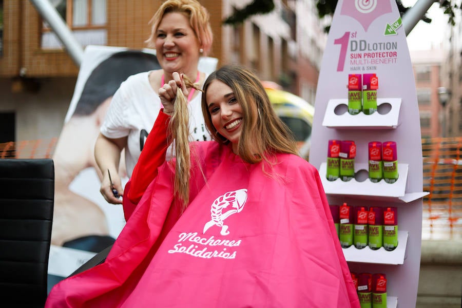 Esta iniciativa de la ONG 'Mechones Solidarios' busca devolver la sonrisa a aquellas personas que han perdido su pelo a causa de los tratamientos contra esta enfermedad