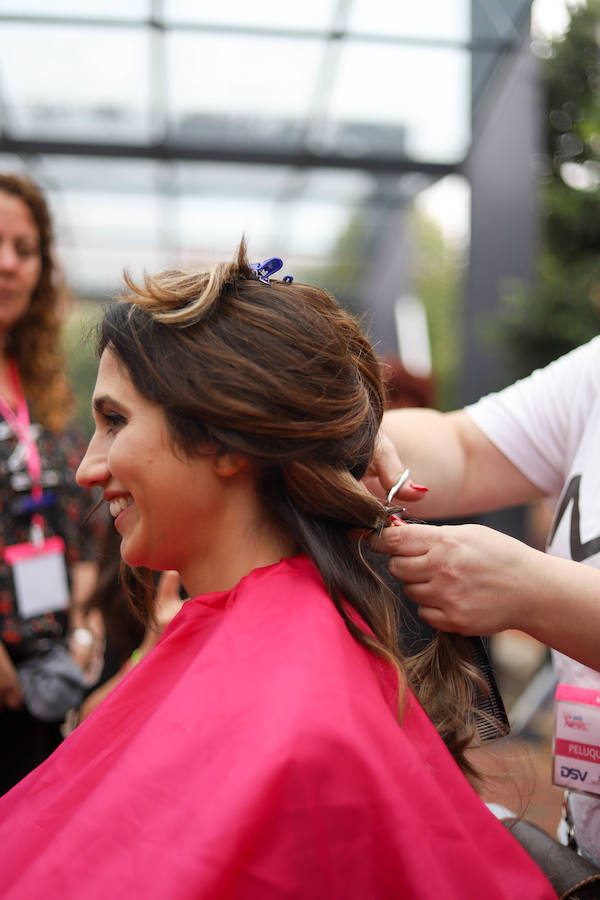 Esta iniciativa de la ONG 'Mechones Solidarios' busca devolver la sonrisa a aquellas personas que han perdido su pelo a causa de los tratamientos contra esta enfermedad