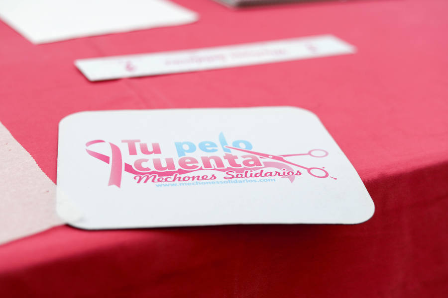 Esta iniciativa de la ONG 'Mechones Solidarios' busca devolver la sonrisa a aquellas personas que han perdido su pelo a causa de los tratamientos contra esta enfermedad