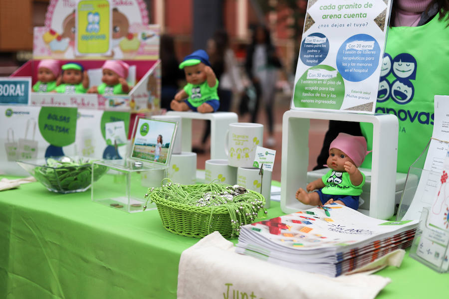 Esta iniciativa de la ONG 'Mechones Solidarios' busca devolver la sonrisa a aquellas personas que han perdido su pelo a causa de los tratamientos contra esta enfermedad
