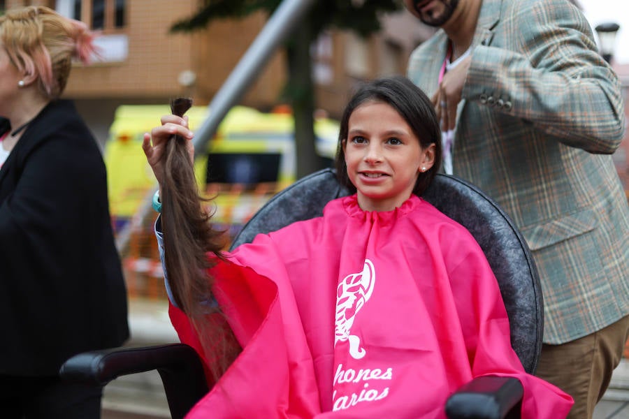 Esta iniciativa de la ONG 'Mechones Solidarios' busca devolver la sonrisa a aquellas personas que han perdido su pelo a causa de los tratamientos contra esta enfermedad