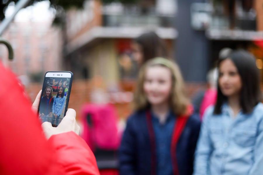 Esta iniciativa de la ONG 'Mechones Solidarios' busca devolver la sonrisa a aquellas personas que han perdido su pelo a causa de los tratamientos contra esta enfermedad