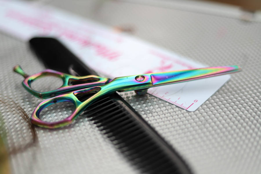 Esta iniciativa de la ONG 'Mechones Solidarios' busca devolver la sonrisa a aquellas personas que han perdido su pelo a causa de los tratamientos contra esta enfermedad